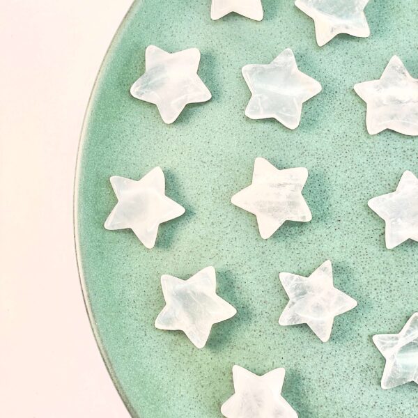 Bjergkrystal mini stjerner på rundt grønt fad med hvid baggrund