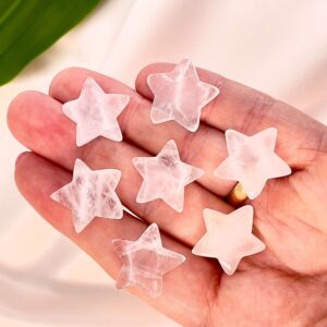 Bjergkrystal mini stjener på fingre med hvid baggrund