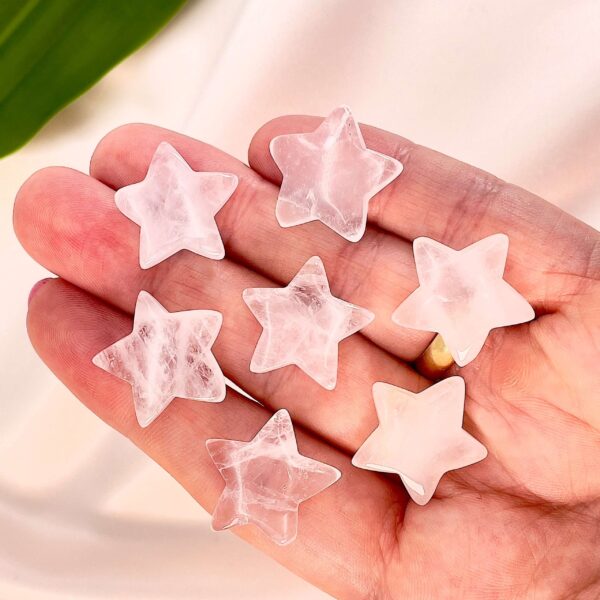 Bjergkrystal mini stjener på fingre med hvid baggrund