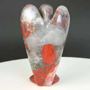 Blodsten krystal engel bagfra på hvid plade med sort baggrund