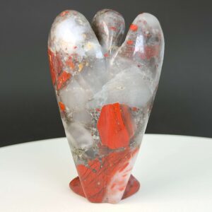 Blodsten krystal engel bagfra på hvid plade med sort baggrund