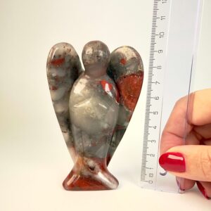 Blodsten krystal engel ved siden af lineal med hvid baggrund