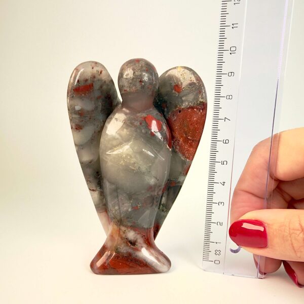 Blodsten krystal engel ved siden af lineal med hvid baggrund