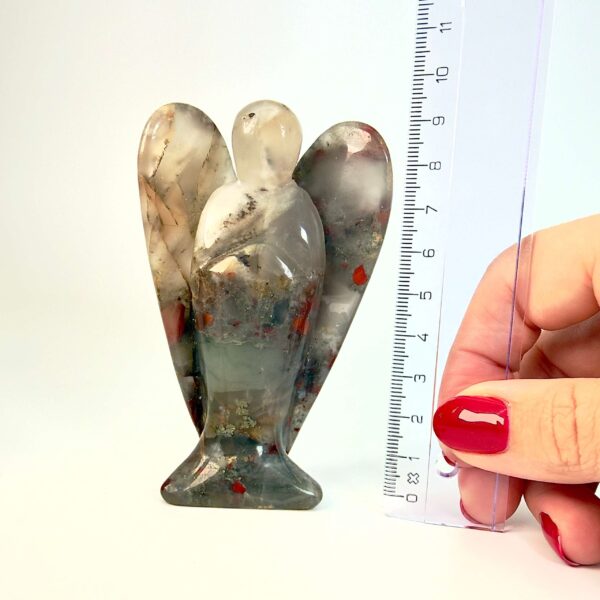 Blodsten krystal engel ved siden af lineal med hvid baggrund