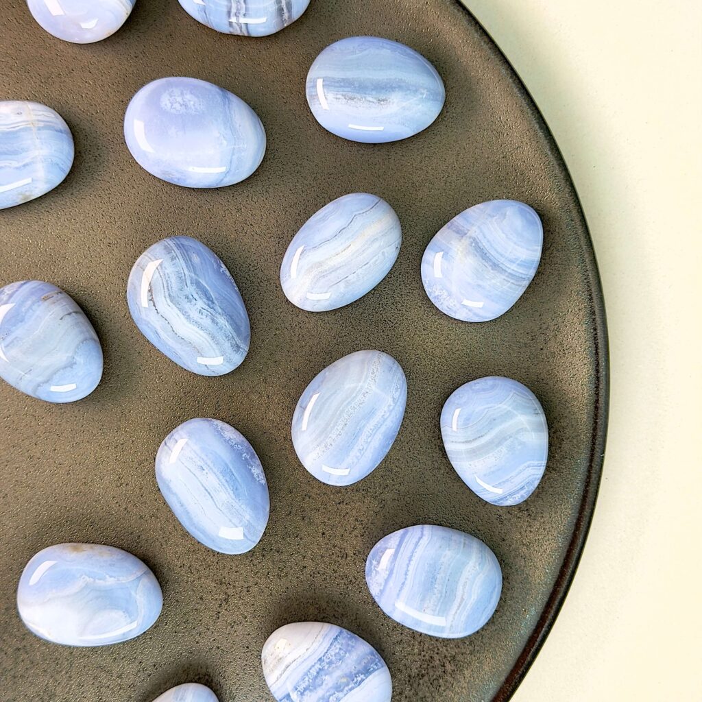 Krystaller og deres betydning 8 Blondeagat håndpoleret lommesten med smukke naturlige bånd i varme creme og sandfarvede nuancer. En krystal der ofte forbindes med ro, tryghed og blid følelsesmæssig balance.