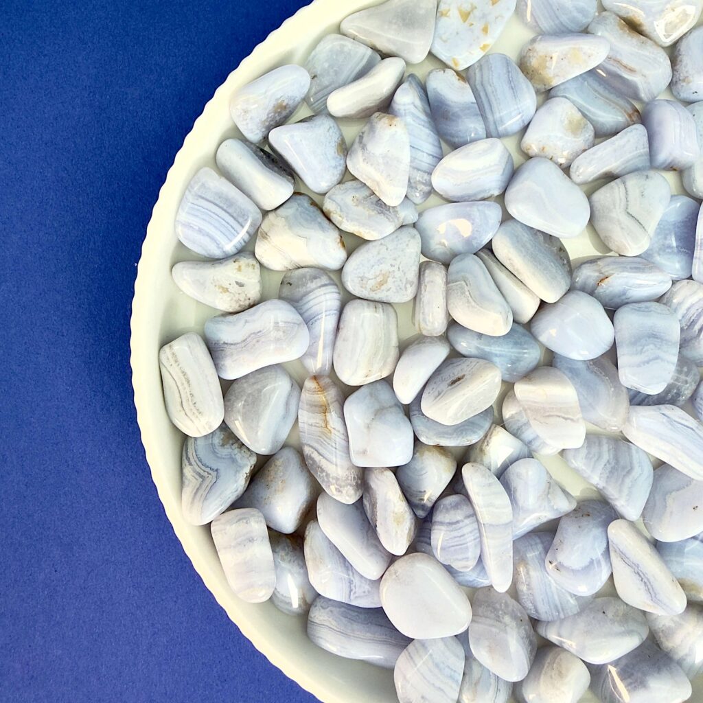 Krystaller mod angst 2 Blondeagat krystal lommesten i hvidt fad med blå baggrund