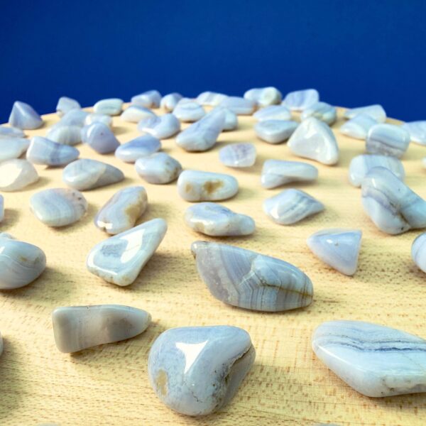 Blondeagat krystal lommesten på træfad med blå baggrund skrå