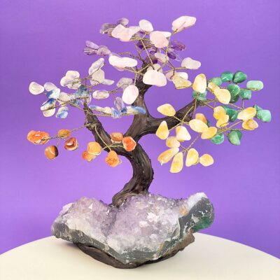 Ametyst bjergkrystal citrin karneol aventurin sodalit rosakvarts træ på krystal bund på hvid plade med lilla baggrund