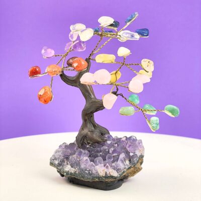 Ametyst bjergkrystal citrin karneol aventurin sodalit rosakvarts træ på krystal bund på hvid plade med lilla baggrund