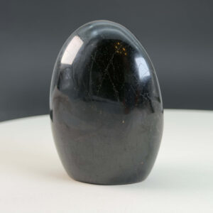 Sort Agat Freeform krystal sten på hvid og sort baggrund