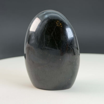 Sort Agat Freeform krystal sten på hvid og sort baggrund