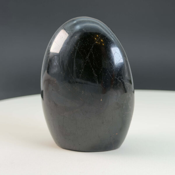 Sort Agat Freeform krystal sten på hvid og sort baggrund