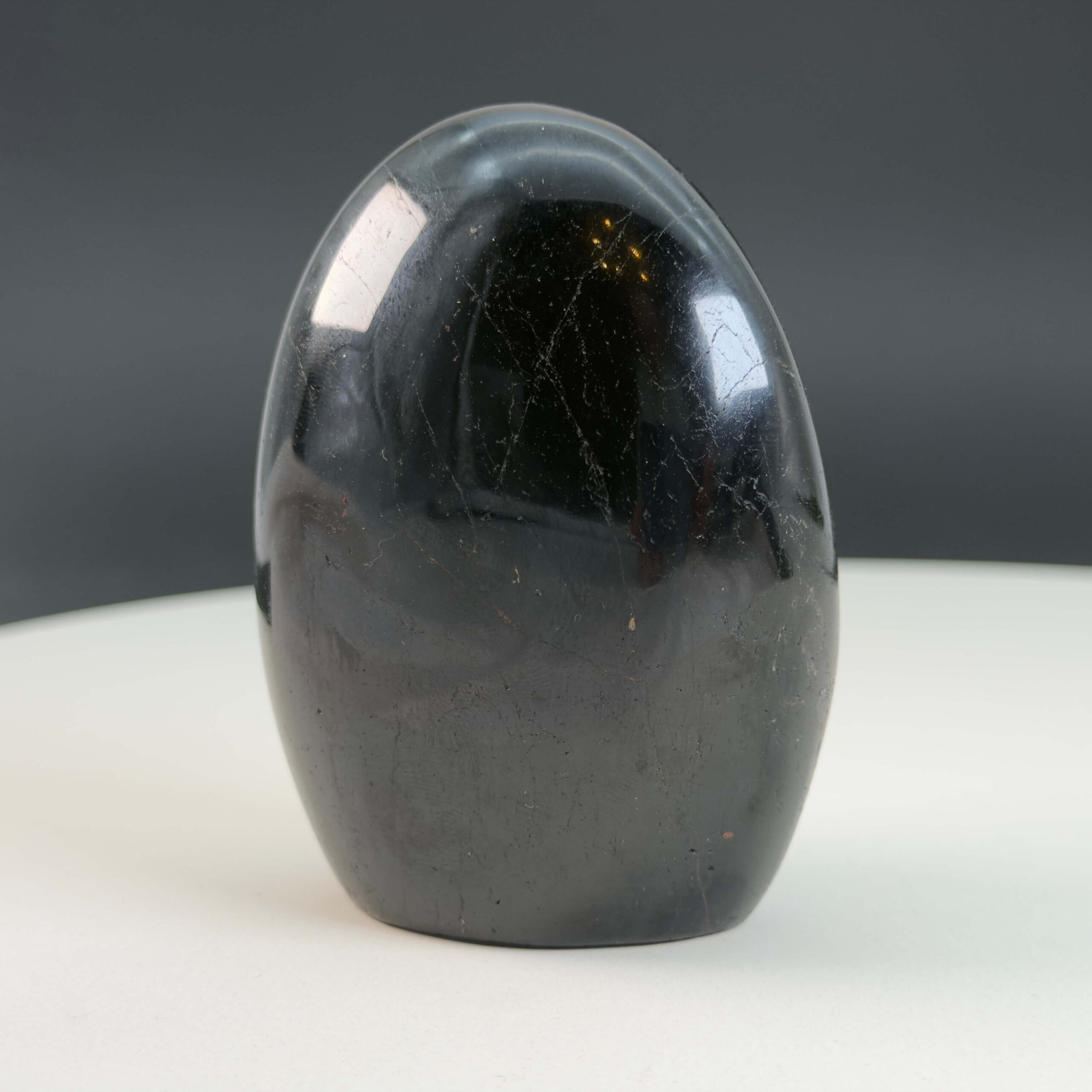 Sort Agat Freeform krystal sten på hvid og sort baggrund