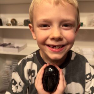 Sort Agat Freeform krystal sten i hånd på dreng Elias