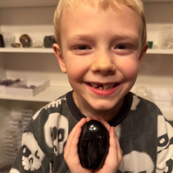 Sort Agat Freeform krystal sten i hånd på dreng Elias