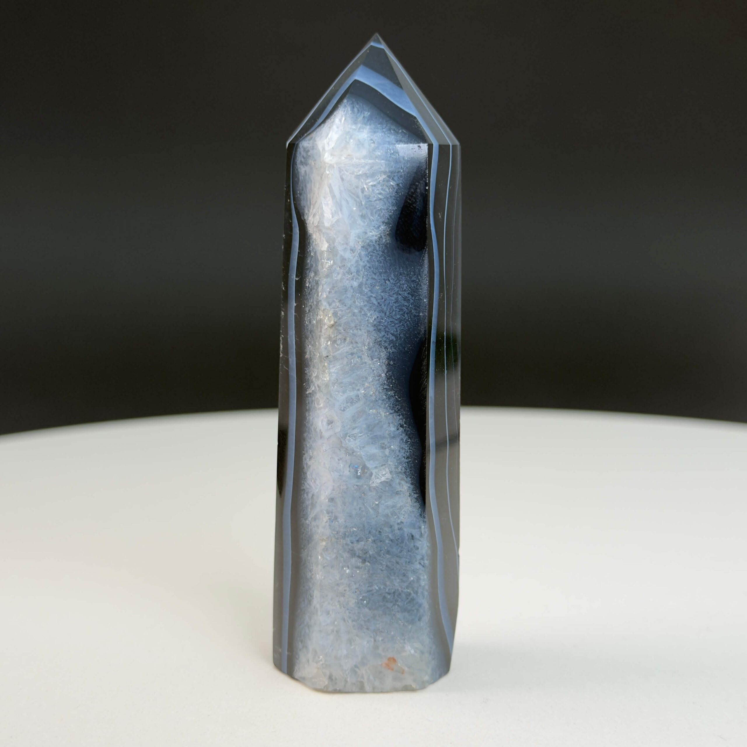 Agat sort krystal tårn sten på hvid baggrund