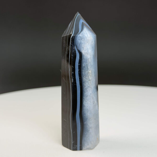 Agat sort krystal tårn sten på hvid baggrund