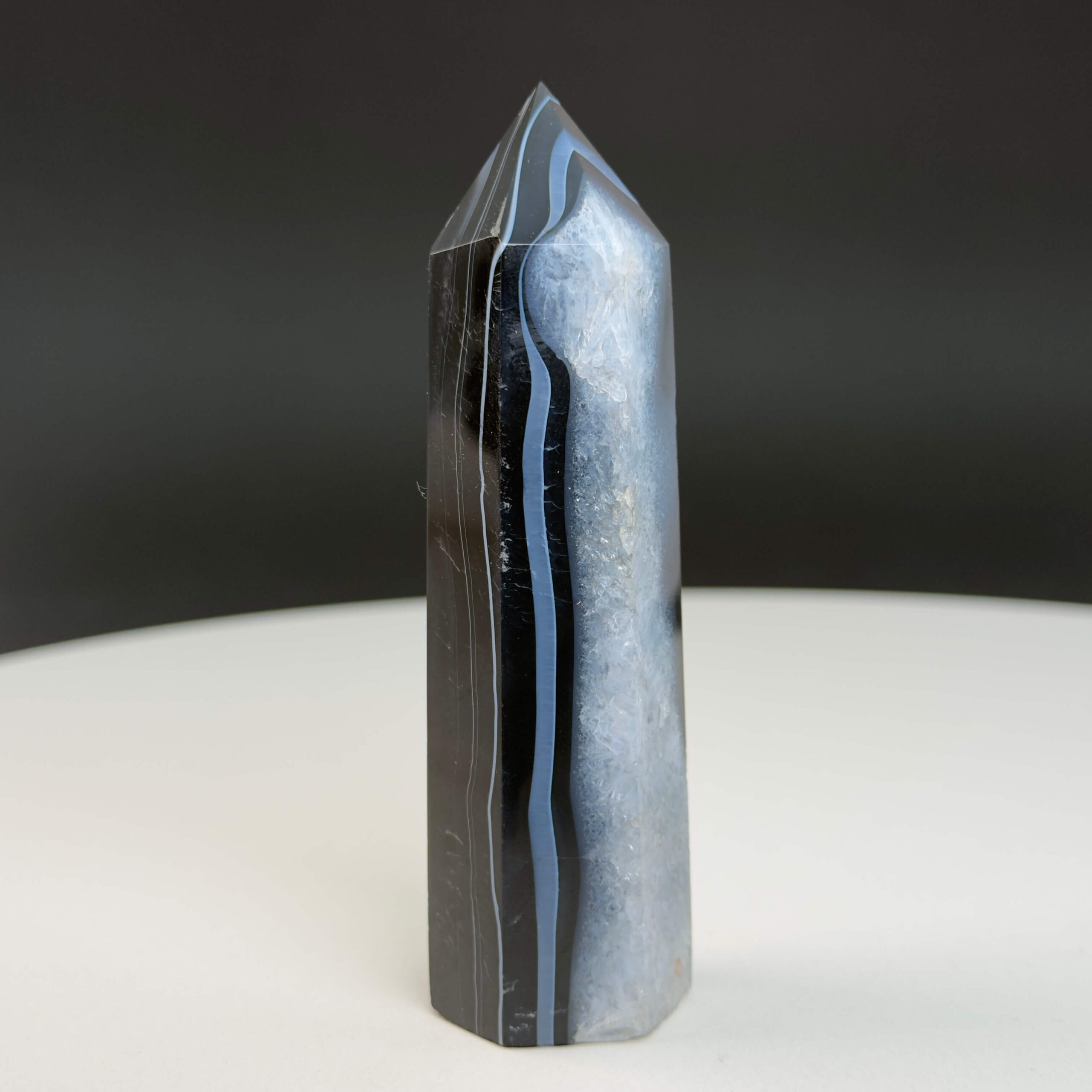 Agat sort krystal tårn sten på hvid baggrund