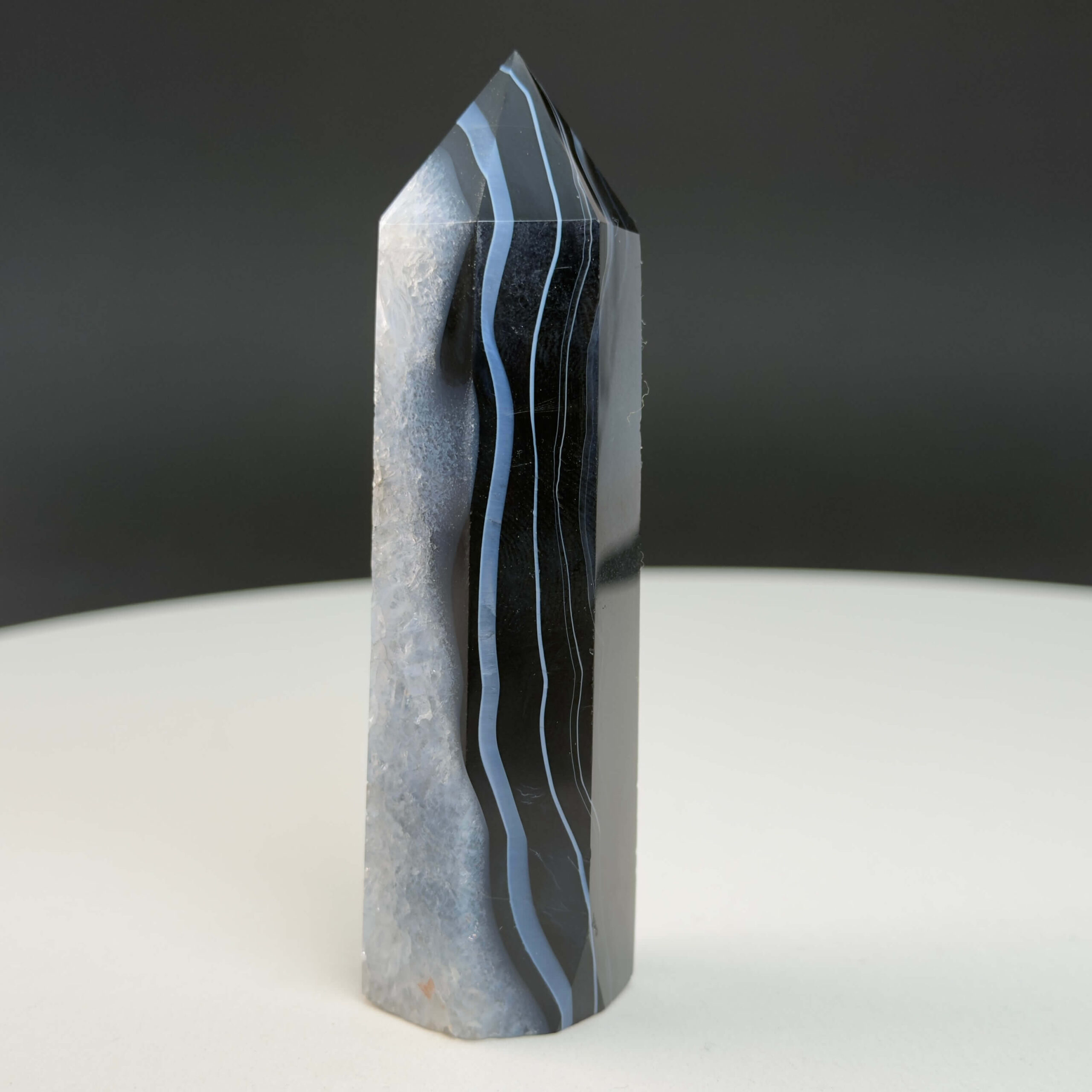 Agat sort krystal tårn sten på hvid baggrund