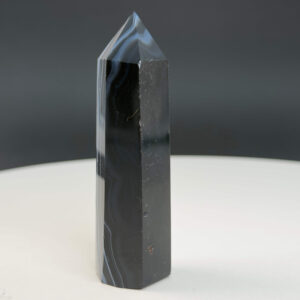 Agat sort krystal tårn sten på hvid baggrund