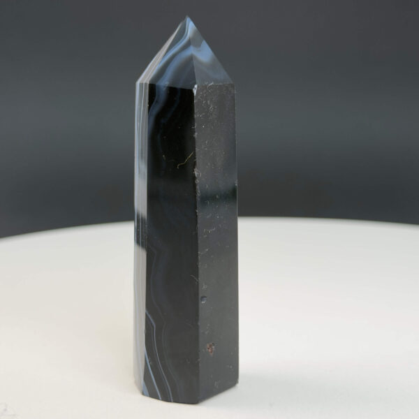 Agat sort krystal tårn sten på hvid baggrund