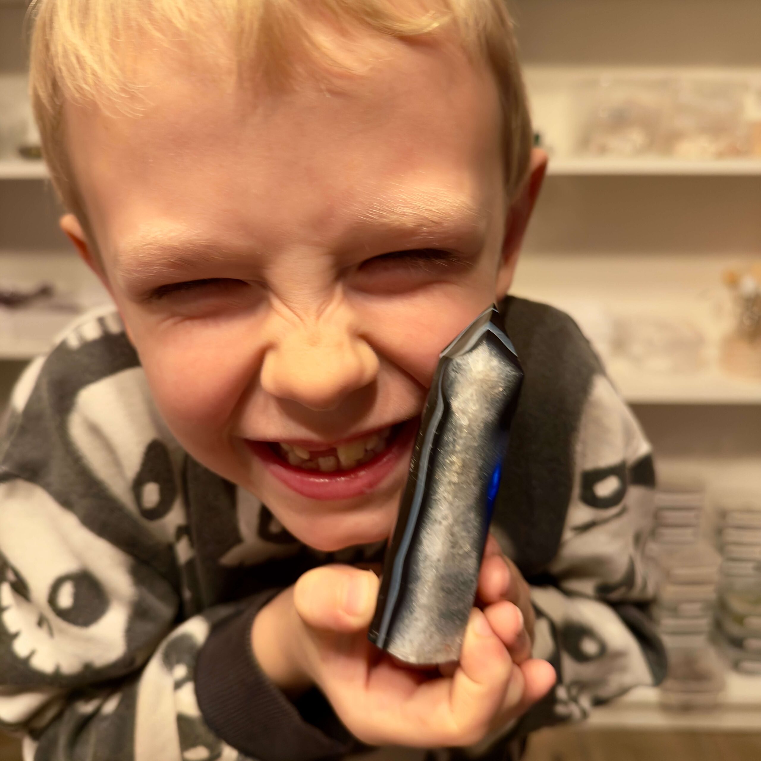 Agat sort krystal tårn sten i hånd på dreng Elias