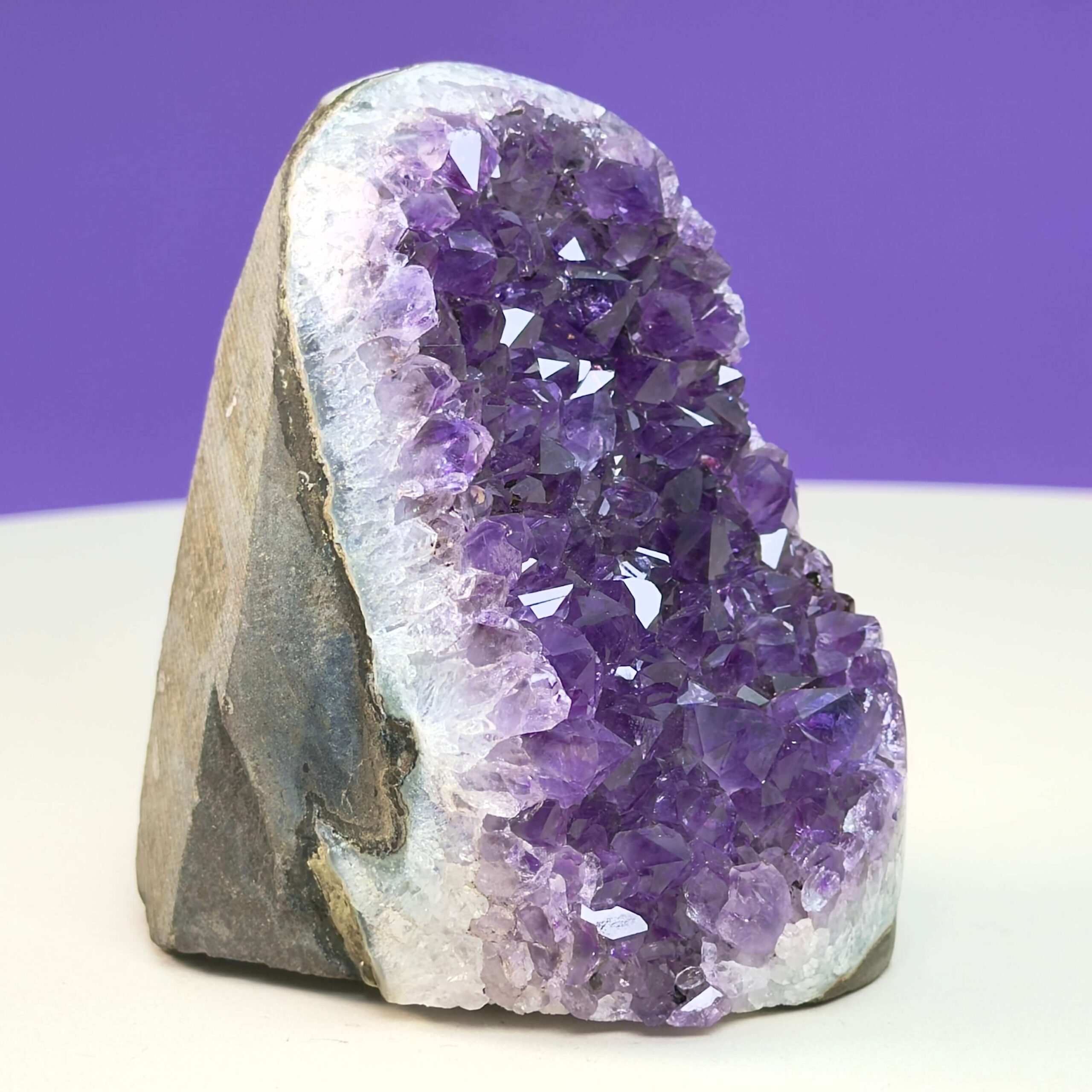 Ametyst krystal rå grotte klynge sten med hvid og lilla baggrund