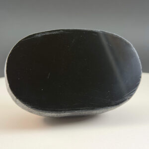 Sort Obsidian Flodsten Freeform krystal sten på hvid og sort baggrund