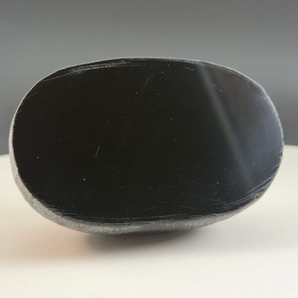 Sort Obsidian Flodsten Freeform krystal sten på hvid og sort baggrund