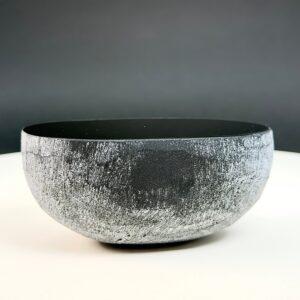 Sort Obsidian Flodsten Freeform krystal sten på hvid og sort baggrund