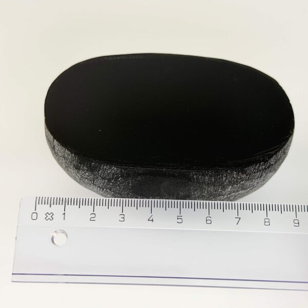 Sort Obsidian Flodsten Freeform krystal sten med lineal på hvid baggrund