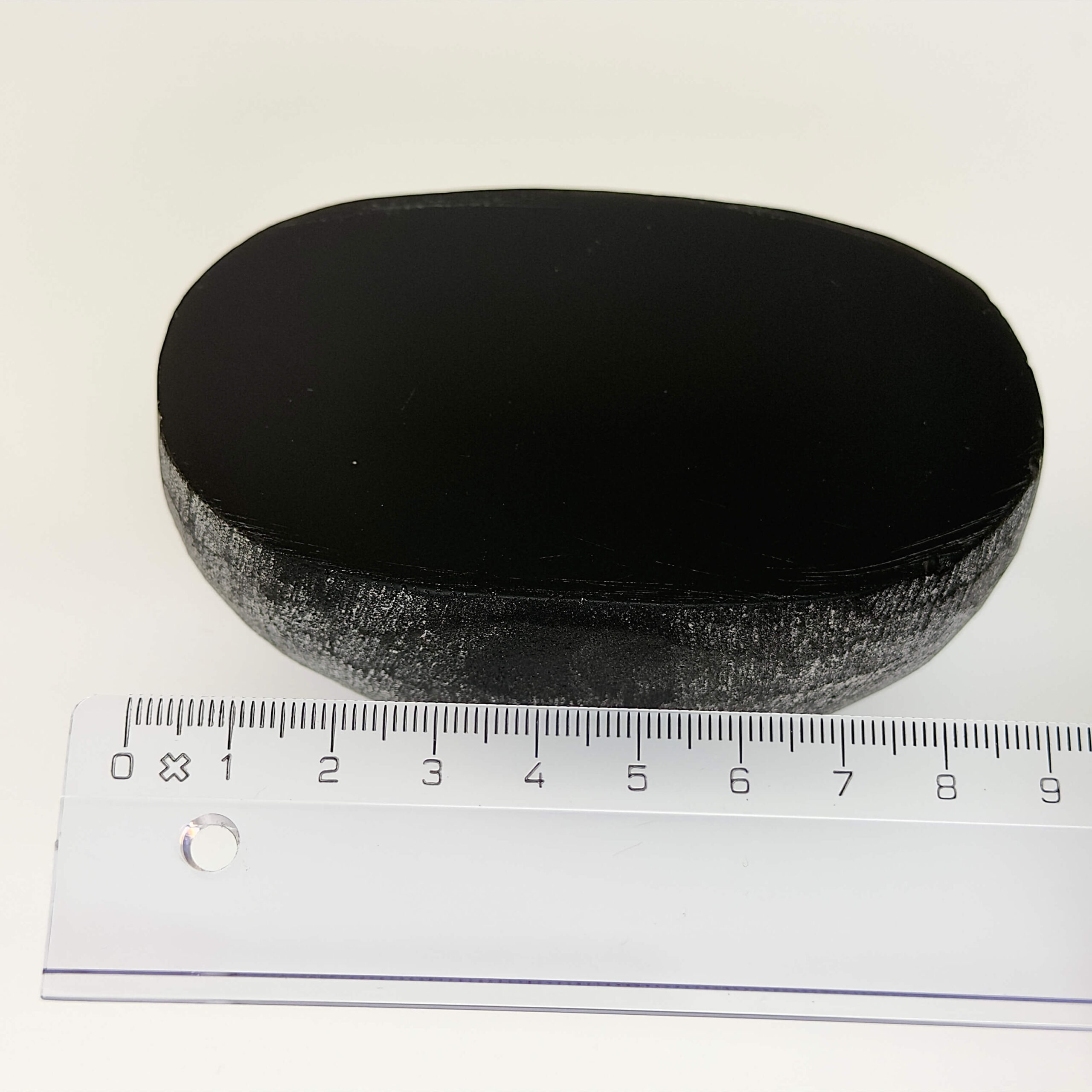 Sort Obsidian Flodsten Freeform krystal sten med lineal på hvid baggrund