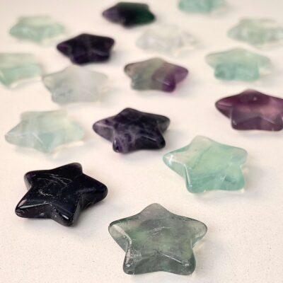 Regnbue Fluorit mini stjerner på hvid plade skrå