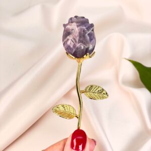 Ametyst rose med guld stilk fremmer kærlighed og romantik