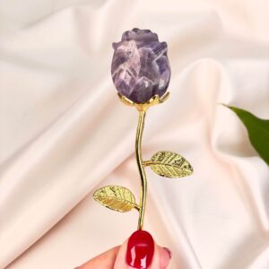 Ametyst rose med guld stilk fremmer kærlighed og romantik
