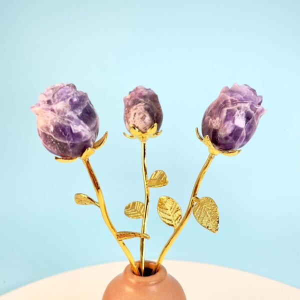 Ametyst rose med guld stilk i vase