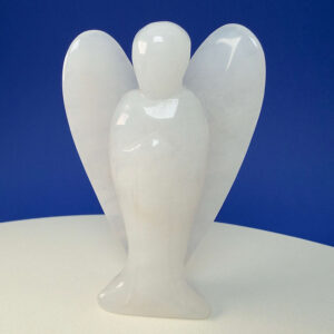 Hvid kvarts 10 cm krystal engel på hvid plade med blå baggrund