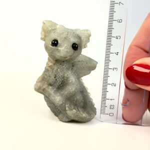 Labradorit krystal babydrage ved siden af lineal på hvid baggrund