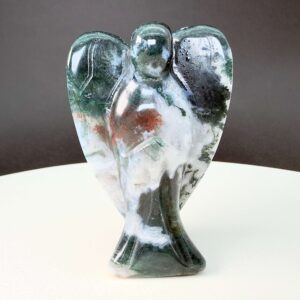 Agat mos krystal engel på hvid plade med sort baggrund