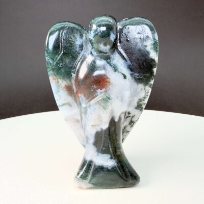 Agat mos krystal engel på hvid plade med sort baggrund