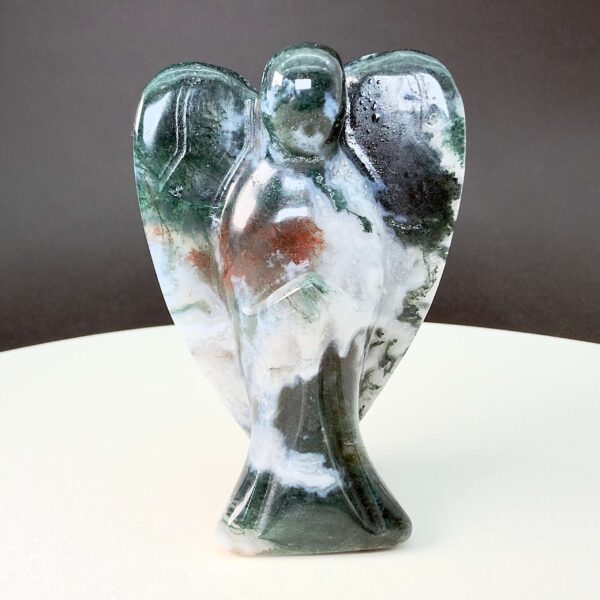 Agat mos krystal engel på hvid plade med sort baggrund