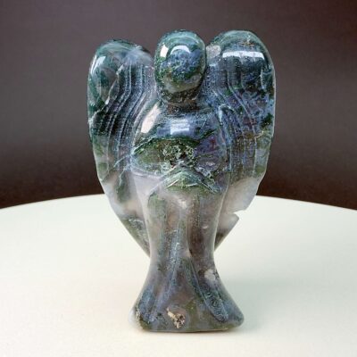 Agat mos krystal engel på hvid plade med sort baggrund