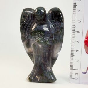 Agat mos krystal engel ved siden af lineal på hvid baggrund