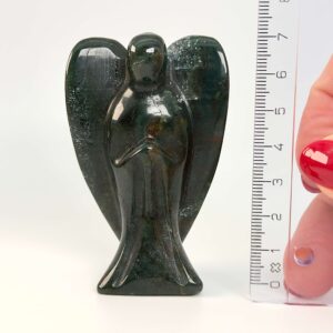 Agat mos krystal engel ved siden af lineal på hvid baggrund