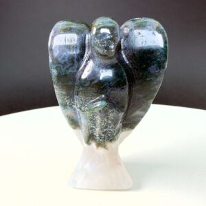 Agat mos krystal engel på hvid plade med sort baggrund