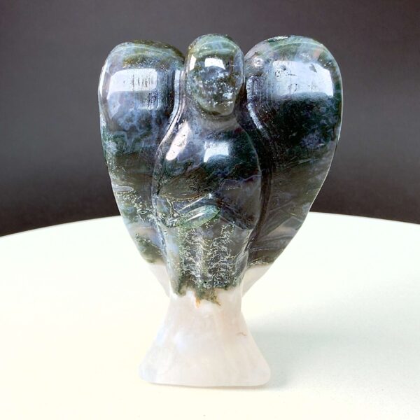 Agat mos krystal engel på hvid plade med sort baggrund