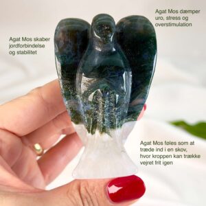 Agat mos krystal engel mellem fingre på hvid baggrund med grønt blad med tags