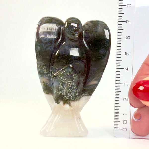 Agat mos krystal engel ved siden af lineal på hvid baggrund