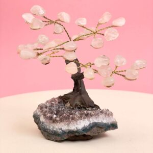 Rosakvarts træ på krystal bund på hvid plade med lyserød baggrund