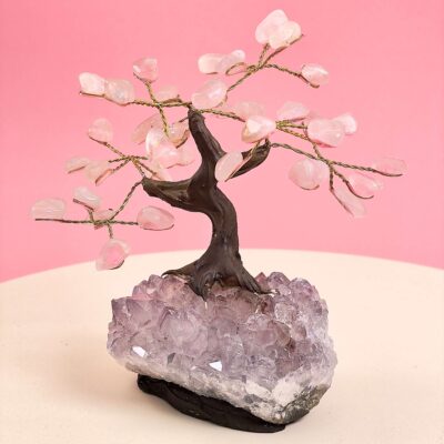 Rosakvarts træ på krystal bund på hvid plade med lyserød baggrund